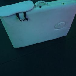 Massage Table. Portable/foldable Massage Bed 