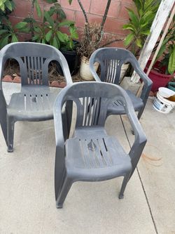 Lot of 3 plastic chair