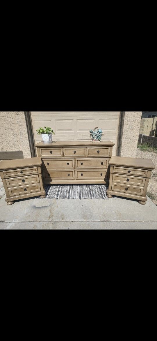 Gorgeous Dresser And Nightstands
