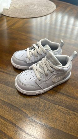 Tenis  para  ninos  size 6c  JORDAN 1 LOW  ALT