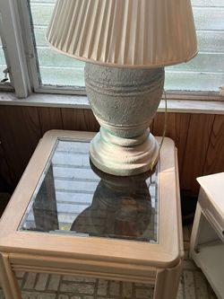 Flower vase 🌺 🏺, glass table and light 💡