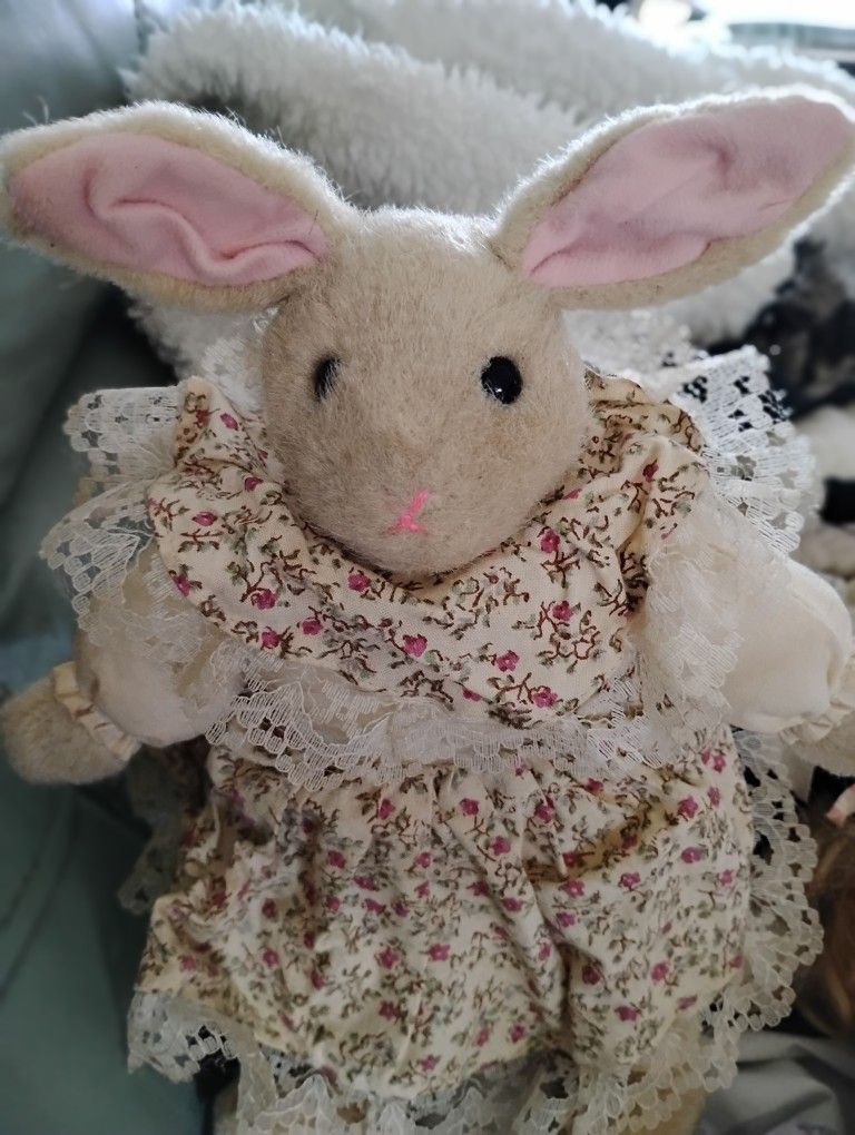 Large Victorian Bunny. Must See ππππ