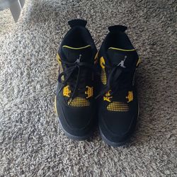 Nike mens Air Jordan 4 Retro
Yellow Thunders