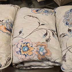 Queen quilt and pillows
