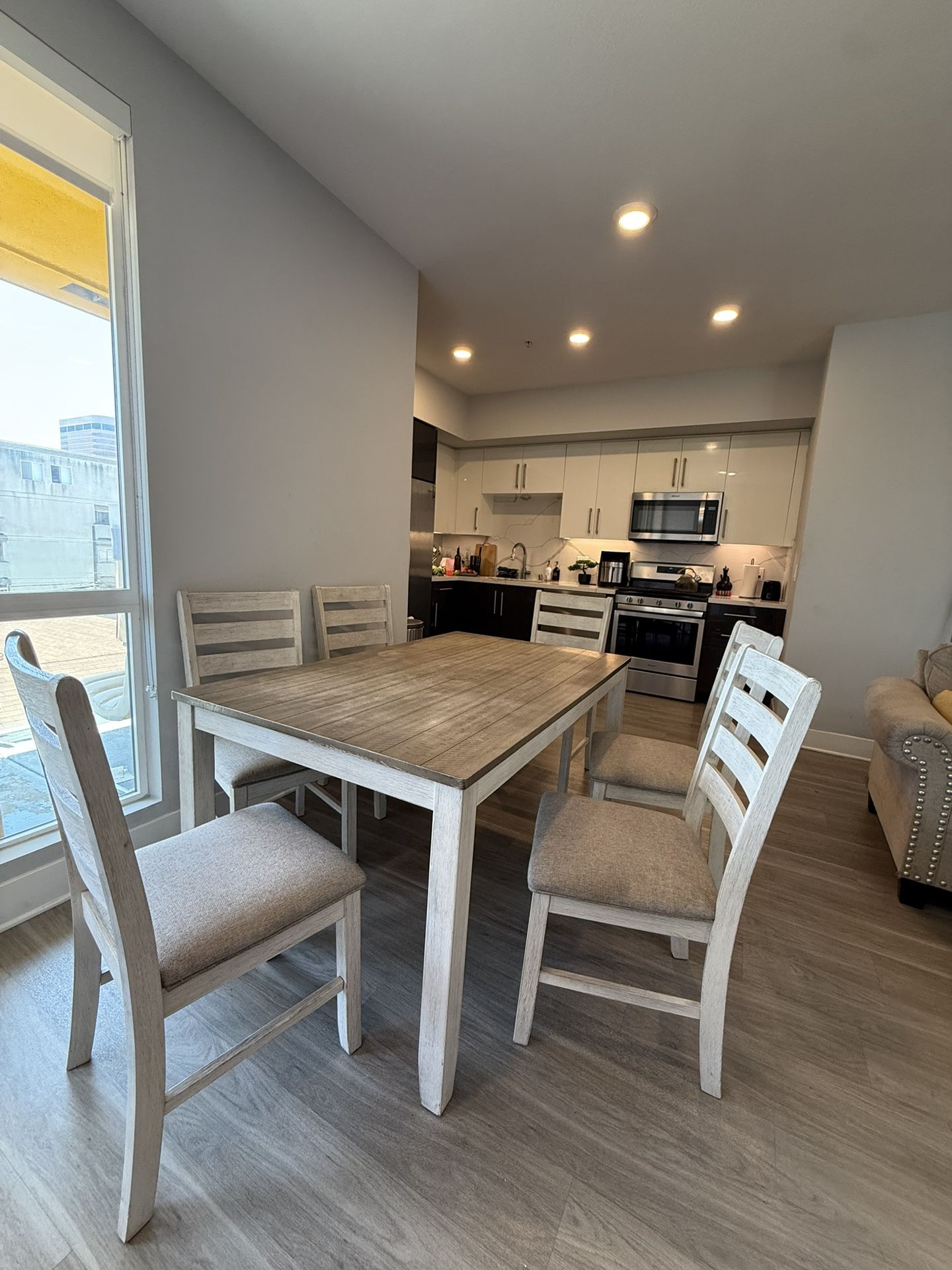 Beautiful 6-Person Farmhouse Dining Set – Great Condition!