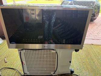 It is a convection microwave oven to be installed on the LG brand's Over-the-Range stove, equipped with Air Fry function and stainless steel finish