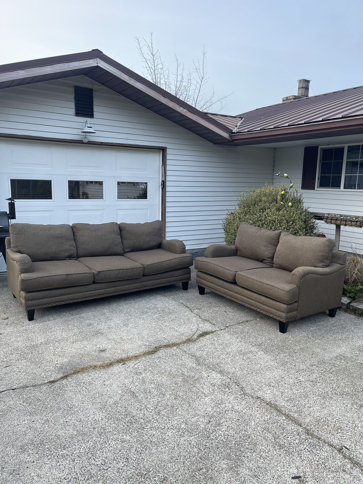 FREE DELIVERY Loveseat couch set. for Sale in Rainier, WA OfferUp