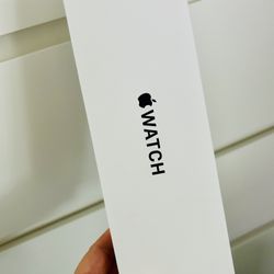 Apple Watch Series SE (2nd Gen Newest Model) Retrial $270 Asking $200! Unlocked And Brand New Sealed Unopened!starlight Color 