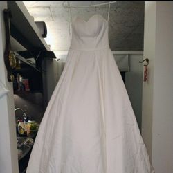 Delux Bridal Brand New Size 8 Wedding Dress With Vail 