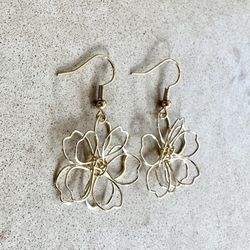 🌼 Pretty, 3D gold tone, metal layered flower earrings