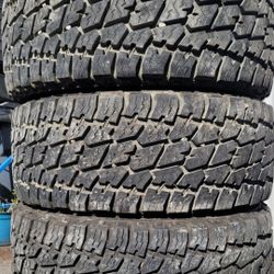 Vendo 4 Llantas Usadas  L T 285 60 18 98 Devida 