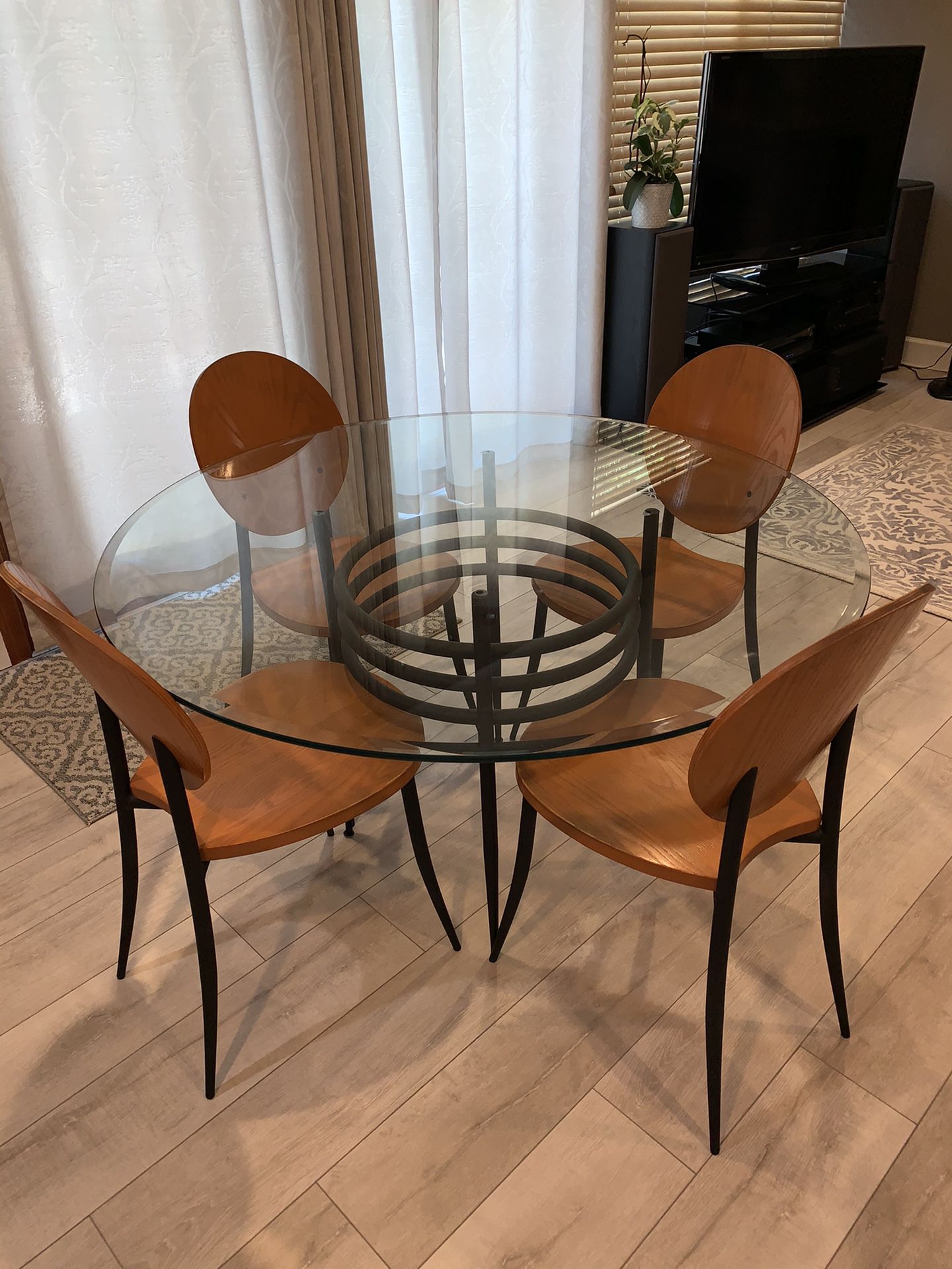 Glass kitchen table with 4 chairs OBO