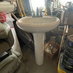 Pedestal sink