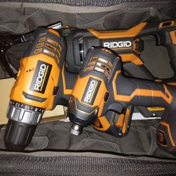 Ridgid 18 Volt 3 Tool Kit With Deluxe Carry Bag 8 Amp Hours Of Batteries And Charger