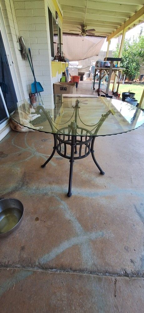 Round breakfast/dining Table