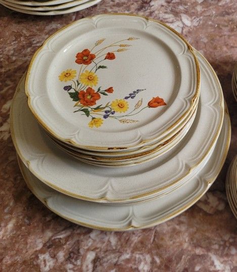 Finesse Japan Set Of Plates