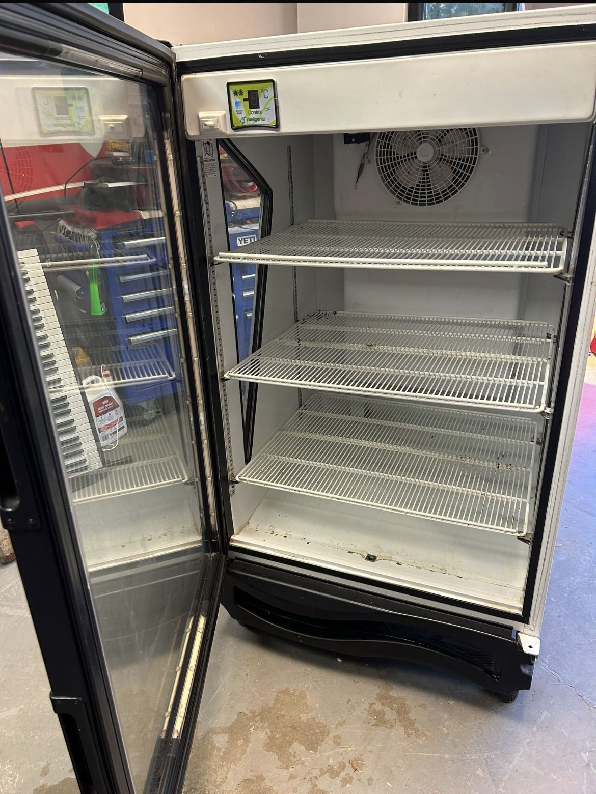 Beverage refrigerator