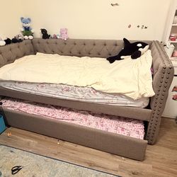 Stylish  daybed with  Trundle