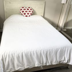 Queen bed mattress Included