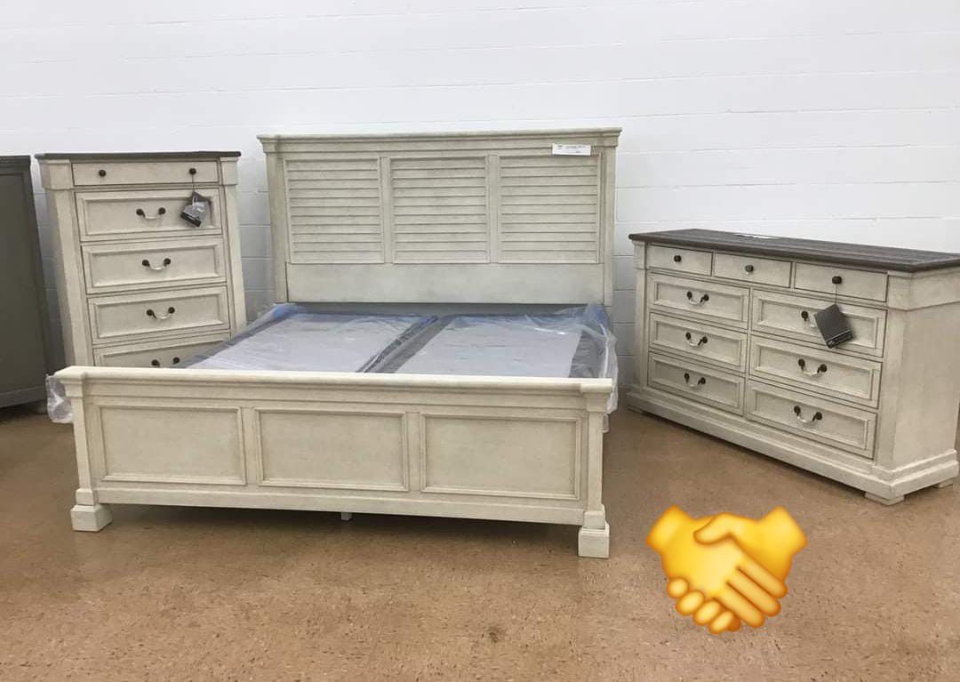 Ashley Molanburg  Bedroom Set Queen or King Bed Dresser Nightstand and Mirror With İnterest Free Payment Options 