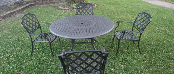 Garden treasures Cast Aluminum Patio Table and 4 Chairs Set