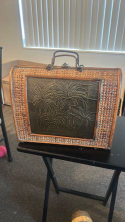 This vintage handbag is a woven wood and metal purse box clutch featuring a embossed palm tree design