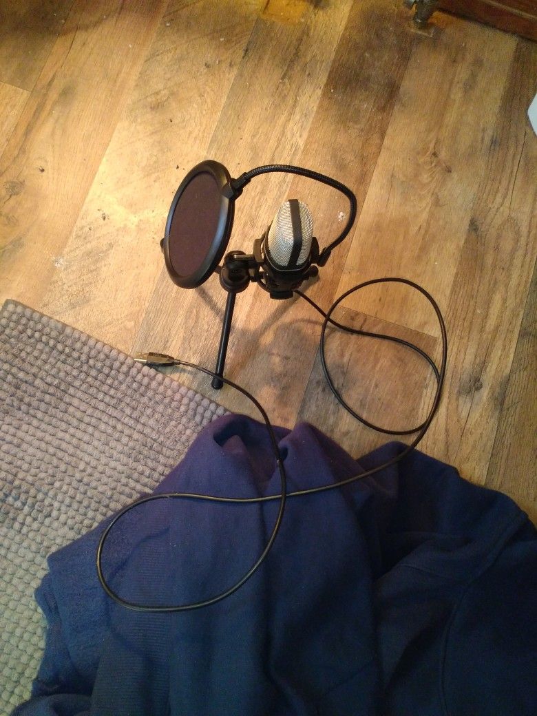 RGB GAMING MICROPHONE