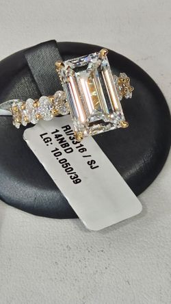 14k LAB DIAMOND RING 10 TCW (Center Stone is 8 ) Ring is 14k Size 6 1/2