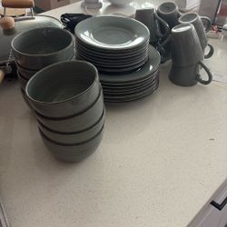 Dishware - Set of 8