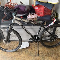 27.5 inch schwinn aluminum comp mountain bike on used for 2 days comes with seat cushion