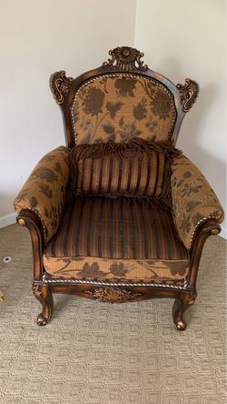 2 accent chairs in new condition few scratches