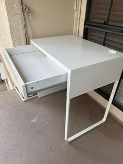 Small desk & 2 night stand lamps