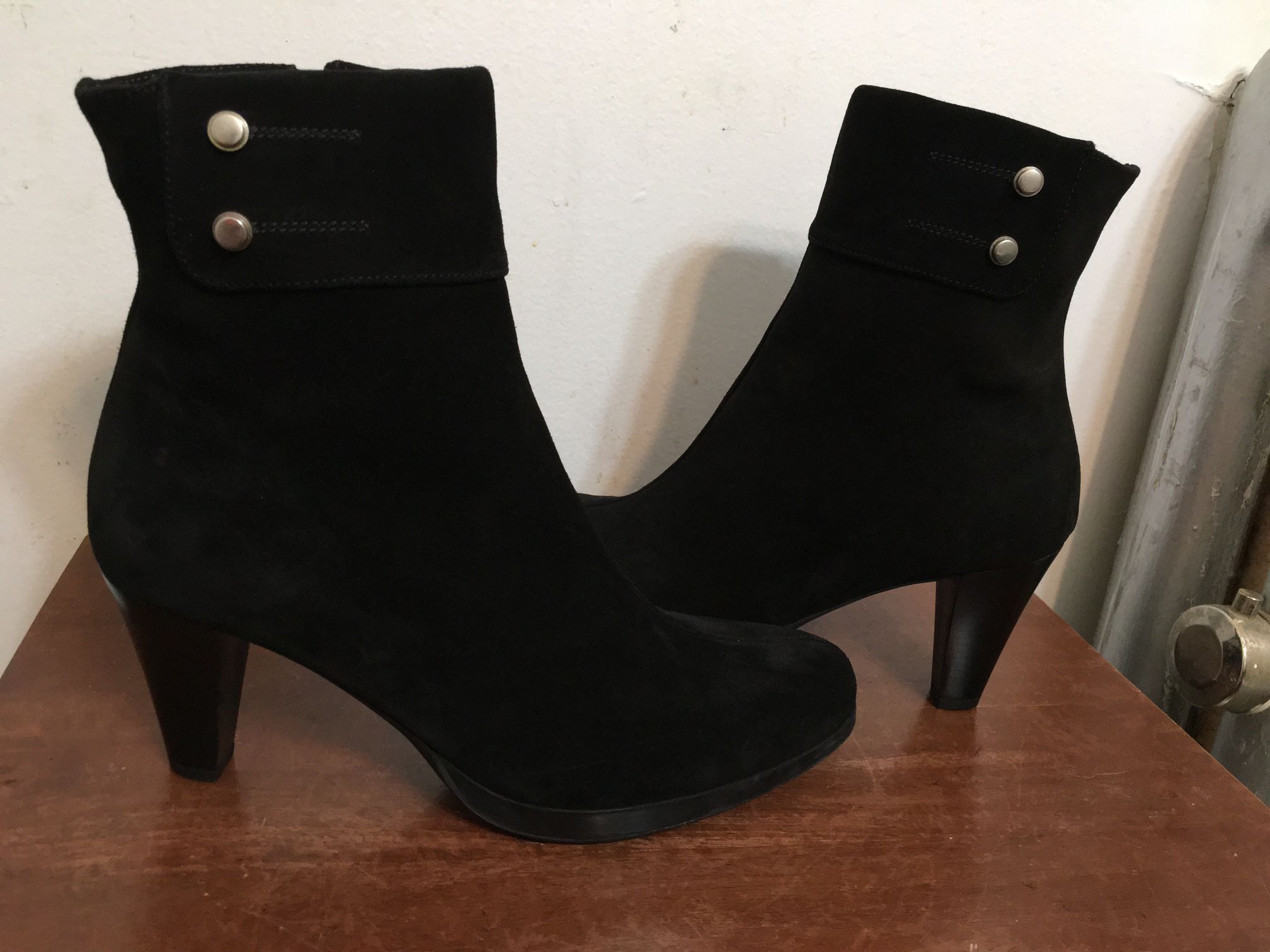 La Canadienne Waterproof Suede Mila Ankle Boot. Size 10M. Brand new without box