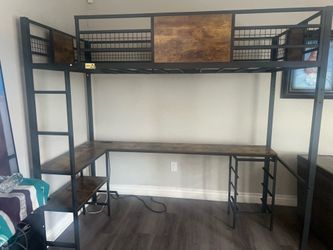Bed/desk