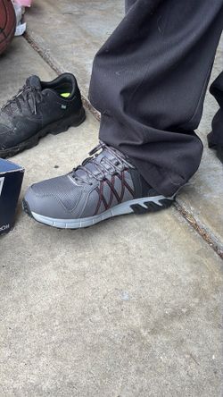 Men still toe shoes Reebok size 13