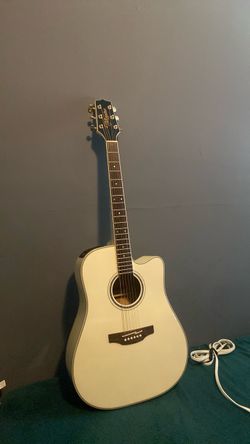Guitarra acústica. New. Tiene garantía. Hasta el próximo. Año.    Nunca se uso.    La quise regresar pero me daban muy poco.   Ne ceaito el dinero par