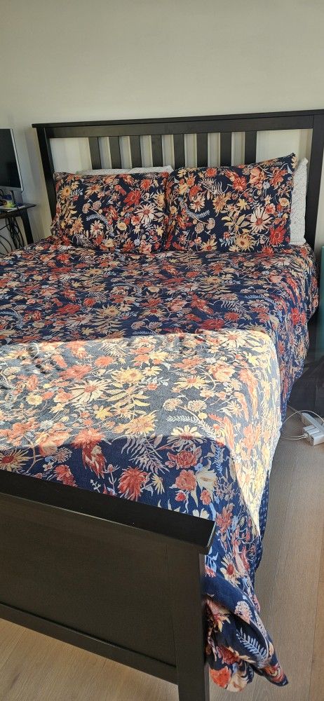 Queen Bed - Excellent Condition