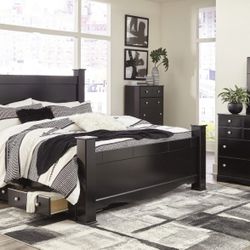 [SPECIAL] Mirlotown Queen Storage Poster Bedroom Set

