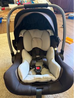 Nuna Pipa car seat with attachment