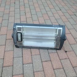 Comfort Zone Portable Electric 1500 Watt Heater With Light.