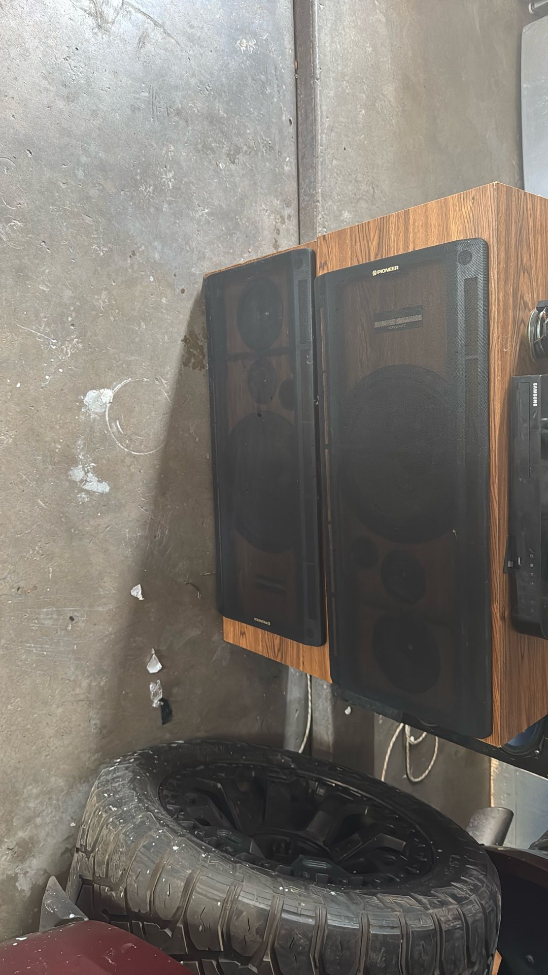 Two pioneer vintage speakers