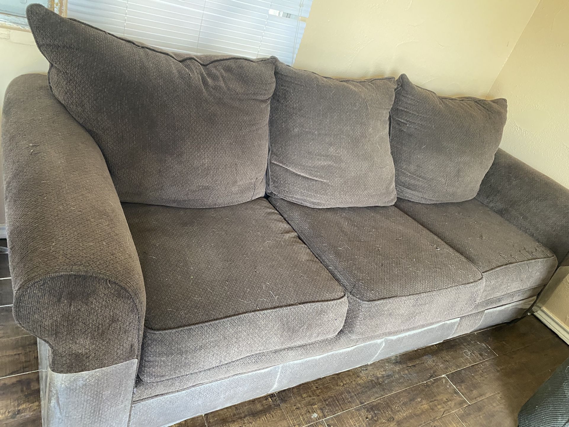 Free Sofas sofás Gratis To Pick It Up Asap for Sale in Cedar Creek, TX