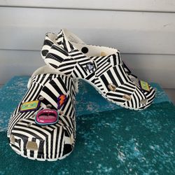 Crocs Classic 90s Rock Black & White Graphic Jibbitz Clogs Womens 8 Mens 6