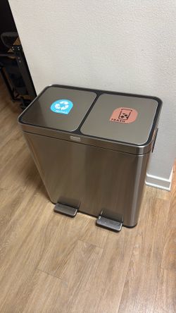 Soft close trash and recycling bin
