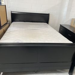 Queen Size Bedroom Set Bed frame,mattress and box springs , nightstand 🚚we can deliver 🚚