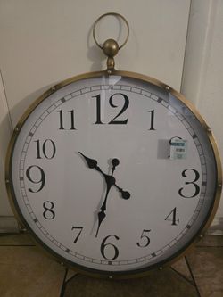 ROUND WALL CLOCK