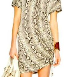 
Michael Kors snake skin short sleeve crinched mini dress size M Medium ruched


MICHAEL Michael Kors brand

Size M medium

brown grey and white snake