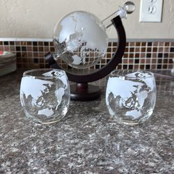 World gokbe wine decanter with glasses