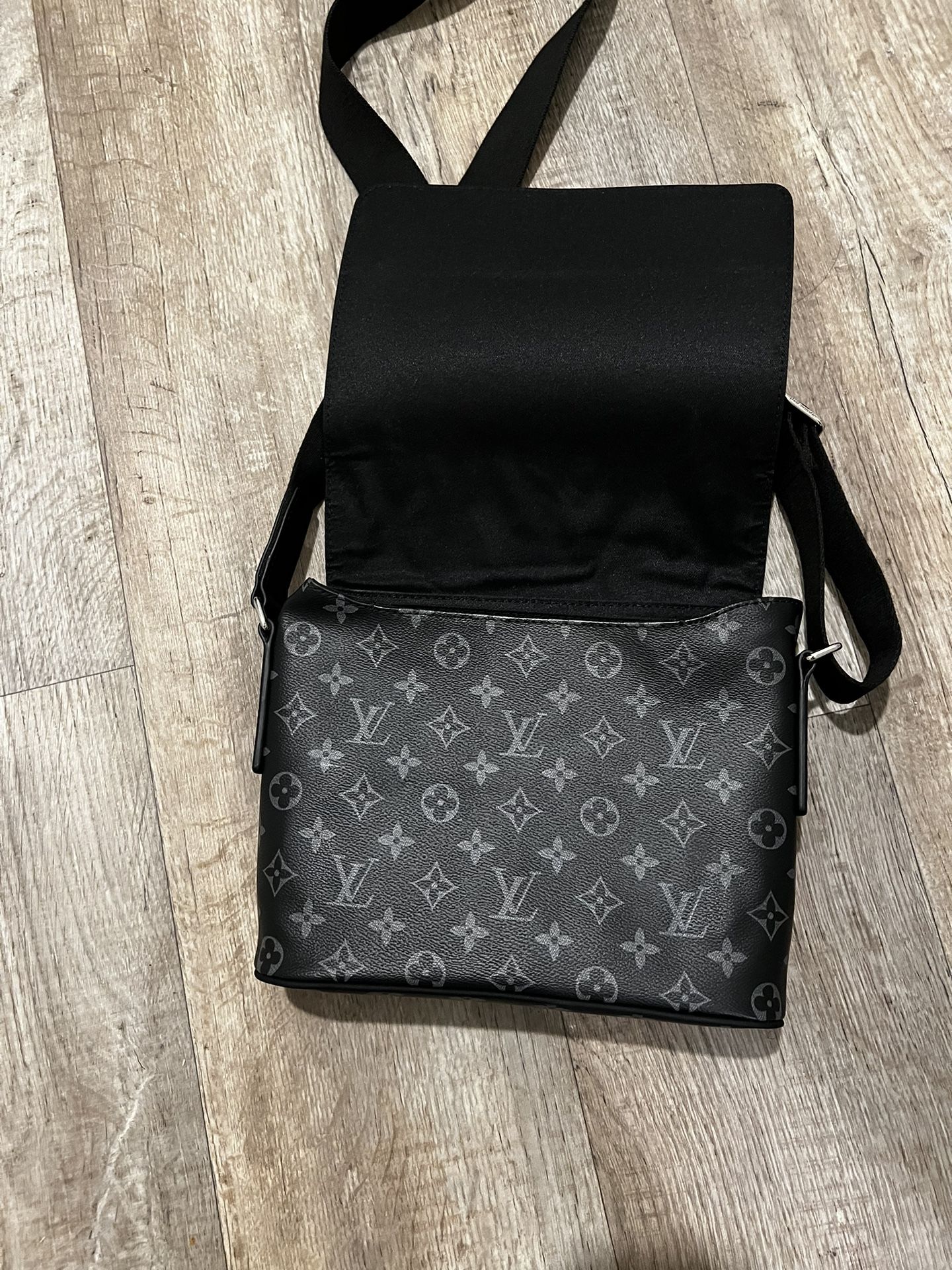 Louis Vuitton Monogram Canvas S-lock Gold Hook Closure Ladies Messenger Bag  for Sale in Memphis, TN - OfferUp