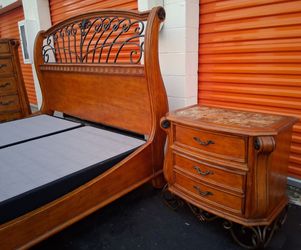 Kng Sz Bd St With Base Good Condition